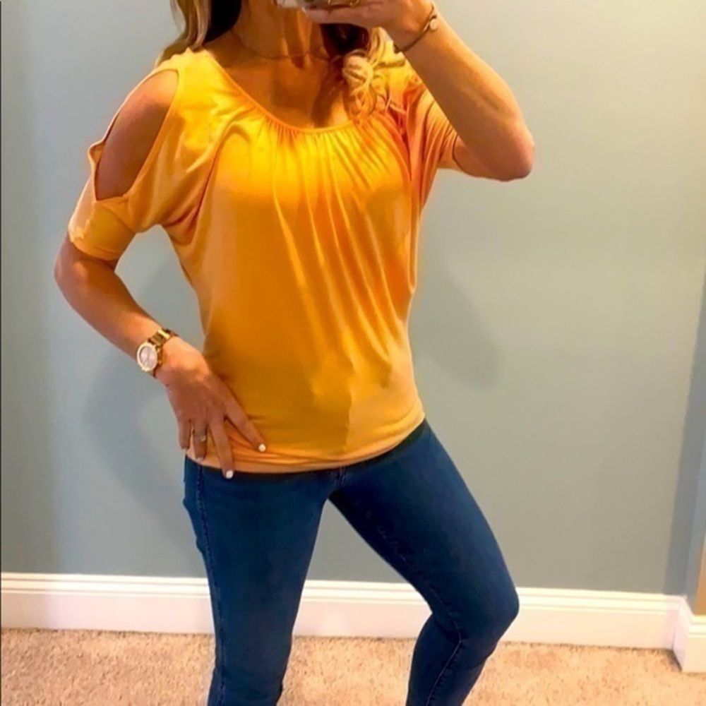 Women’s coral short sleeve cold shoulder top XS